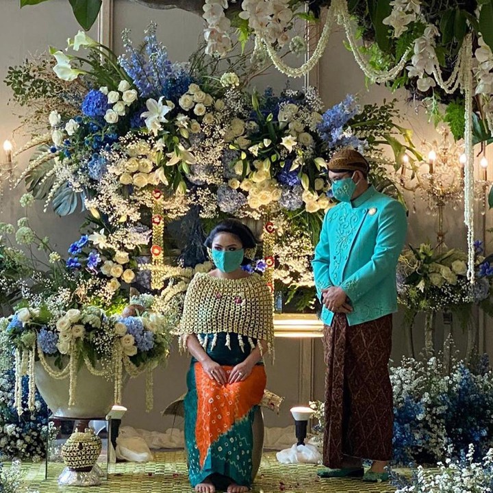 <p>Raiyah dan Danny Rukmana melakukan siraman. Salah satu momen penting dalam acara mitoni yang dilakukan untuk menyucikan calon ibu dan bayi.</p>