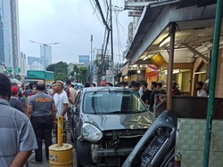 Tertabrak Mobil di Tanah Abang, Juru Parkir Tertimpa 4 Motor