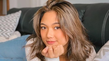 img-title Pakai Baju Seksi, Bra Marion Jola Jadi Sorotan
