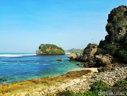 Selamat Pagi dari Pantai Watu Bolong Yogyakarta nan Eksotis
