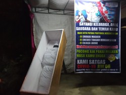 Sadarkan Warga Pakai Masker, RW di Depok Pajang Peti Mati-Pocong di Jalan