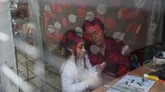 FOTO: Pilu Suami Kehilangan Istri karena Corona di Chile Jose Collantes Navarro tidak bisa menyembunyikan rasa pilu setelah kehilangan istrinya yang meninggal karena virus corona pada pertengahan Juni lalu di Chile.