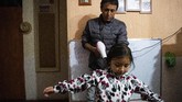 FOTO: Pilu Suami Kehilangan Istri karena Corona di Chile Jose Collantes Navarro tidak bisa menyembunyikan rasa pilu setelah kehilangan istrinya yang meninggal karena virus corona pada pertengahan Juni lalu di Chile.