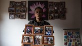 FOTO: Pilu Suami Kehilangan Istri karena Corona di Chile Jose Collantes Navarro tidak bisa menyembunyikan rasa pilu setelah kehilangan istrinya yang meninggal karena virus corona pada pertengahan Juni lalu di Chile.