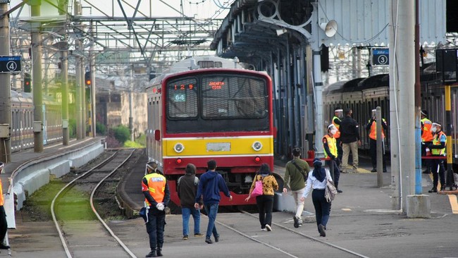 PT KAI Commuter Line menambah personil pengamanan di beberapa stasiun untuk mengantisipasi demonstrasi penolakan pengesahan RUU Pilkada.