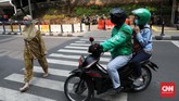 FOTO: Hari Pertama PSBB Ketat Jakarta DKI Jakarta resmi menerapkan PSBB, Senin (14/9). Petugas gabungan TNI-Polri, Satpol PP, Dishub merazia sejumlah tempat untuk menegakan protokol kesehatan.