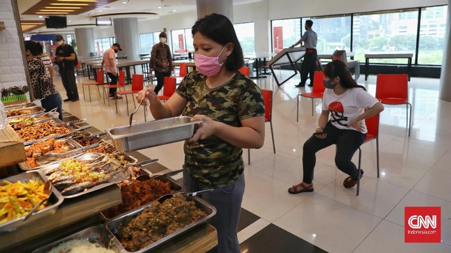 Berdasarkan pantauan pelaksanaan PSBB hari kedua, pengelola usaha makanan relatif patuh untuk melayani take away, namun masih ada yang melayani makan ditempat.