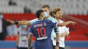 Momen Neymar Diusir Wasit karena Tempeleng Pemain Marseille