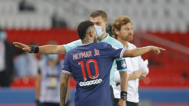 Neymar berperilaku negatif yang berujung kartu merah saat PSG dikalahkan Marseille dalam laga lanjutan Liga Prancis.