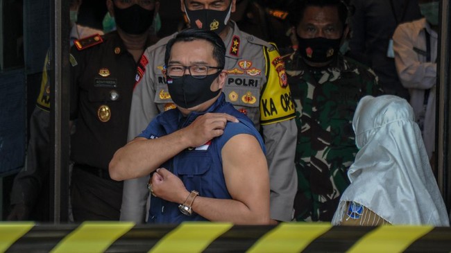 Gubernur Jabar Ridwan Kamil menjalani pengambilan sampel darah sebagai tahapan dari rangkaian uji klinis fase III vaksin covid-19.