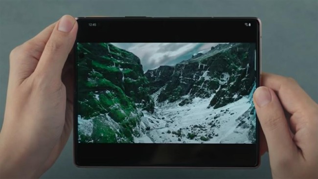 Keunggulan fitus kamera Samsung Galaxy Z Fold2 memungkinkan pengguna memotret layaknya seorang perofesional.