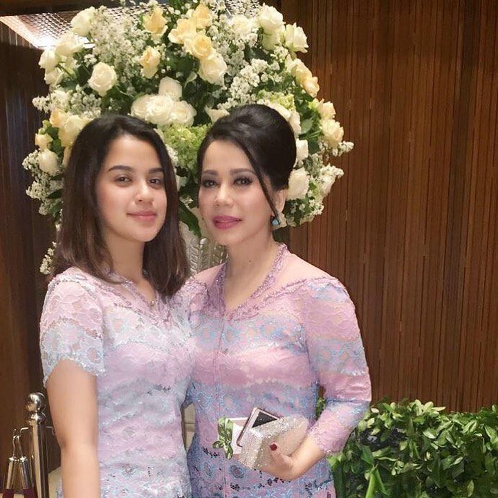 <p>Pesona cantik Shanna menurun langsung dari ibunya. (Foto: Instagram @iis.sugianto_)</p>