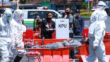 Komisioner KPU Dewa Raka Sandi mengatakan semua pihak berisiko terdampak virus corona jika pilkada dilanjut, termasuk KPU.