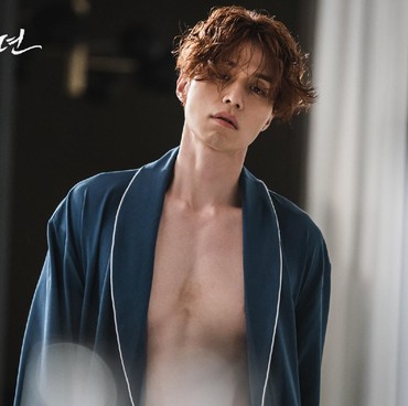 Lee Dong Wook Bertelanjang Dada di Cuplikan Terbaru 'Tale of the Nine Tailed'