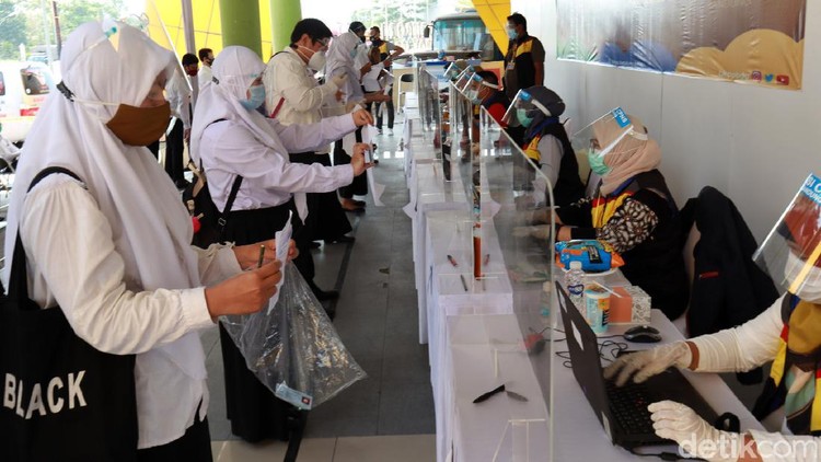 Ratusan CPNS mengikuti tes Seleksi Kompetensi Bidang (SKB) di Sport Center Arcamanik, Kota Bandung, Senin (14/9). Tes dilakukan dengan protokol kesehatan.