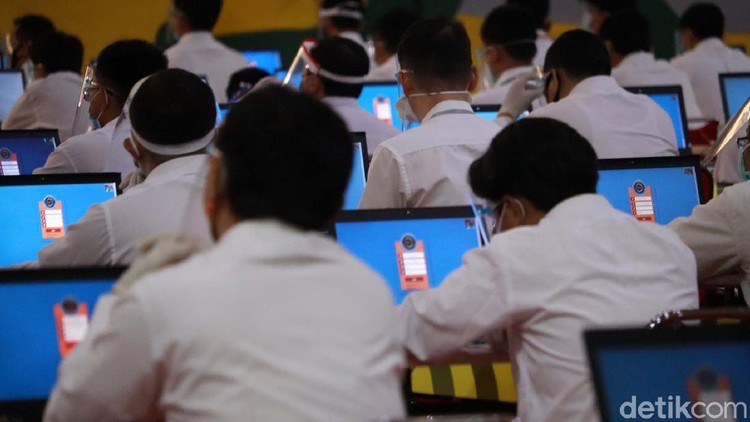Ratusan CPNS mengikuti tes Seleksi Kompetensi Bidang (SKB) di Sport Center Arcamanik, Kota Bandung, Senin (14/9). Tes dilakukan dengan protokol kesehatan.