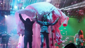 Corona, Flaming Lips Bawakan Lagu Baru dari Dalam Balon