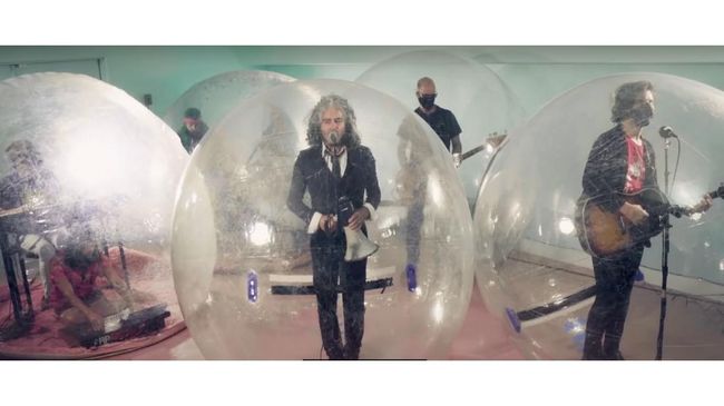 Flaming Lips dan para penggemar rela mengurung diri di balon agar dapat menikmati konser langsung dengan tetap menerapkan protokol kesehatan di tengah pandemi.