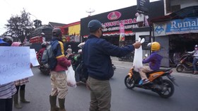 VIDEO: Harga Anjlok, Petani bagi-Bagi Tomat Gratis