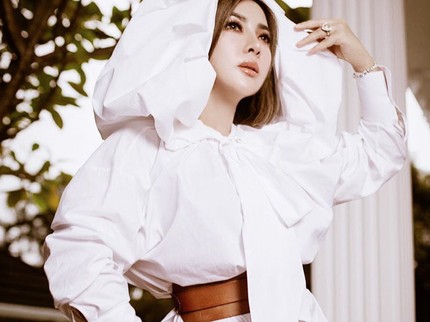 7 OOTD ke Kantor Saat Musim Hujan, Tetap Stylish dan Anti Kotor