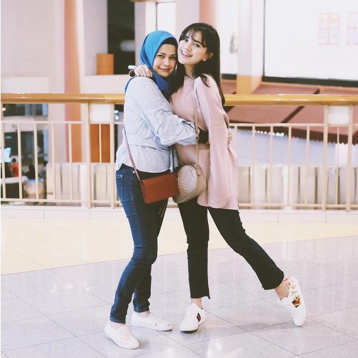 <p>Banyak yang bilang keduanya lebih mirip kakak beradik, karena ibu Audi Marissa terlihat awet muda. (Foto: Instagram @audimarissa)</p>