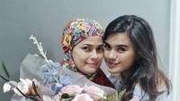 7 Potret Kedekatan Audi Marissa dan Ibunya, Seperti Adik Kakak