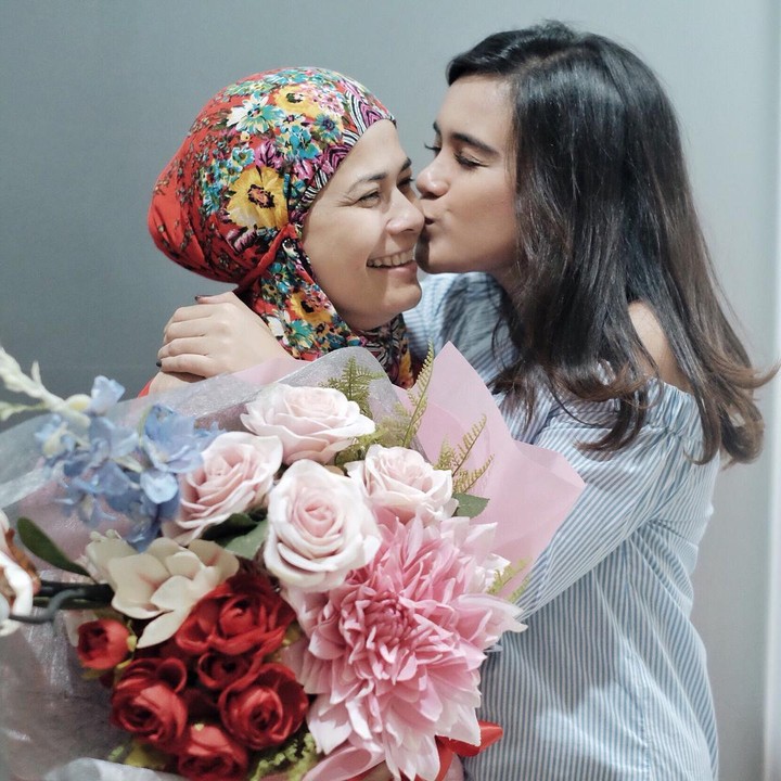 <p>Tak lupa wanita 25 tahun ini memberikan kecupan penuh cinta pada sang ibu. (Foto: Instagram @audimarissa)</p>