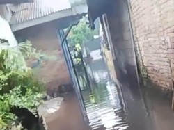 Sejumlah Titik di Medan Banjir Usai Hujan, Warga Keluhkan Kondisi Parit