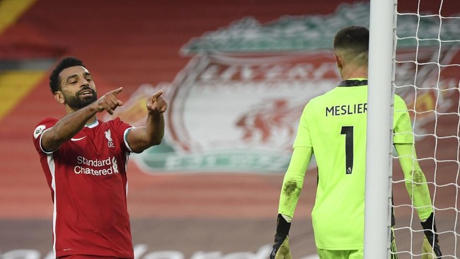 Bintang Liverpool Mohamed Salah tertangkap kamera sedang membela seorang gelandangan atau tunawisma yang dibully sekelompok pemuda.