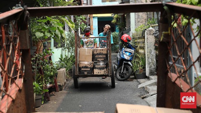Bansos dari pemerintah dinilai masih kurang, sehingga mayoritas warga miskin ibu kota tetap bekerja di tengah bahaya.