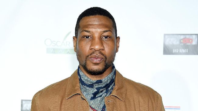Jonathan Majors, aktor pemeran Kang the Conqueror, curhat pernah meninggalkan rapat pertamanya dengan Marvel karena dibuat menunggu lama.