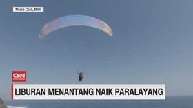 VIDEO: Liburan Menantang Naik Paralayang