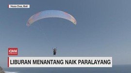 VIDEO: Liburan Menantang Naik Paralayang