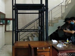 Petaka Ketua DPRD DIY Jatuh Bersama Lift Bikinan Sendiri