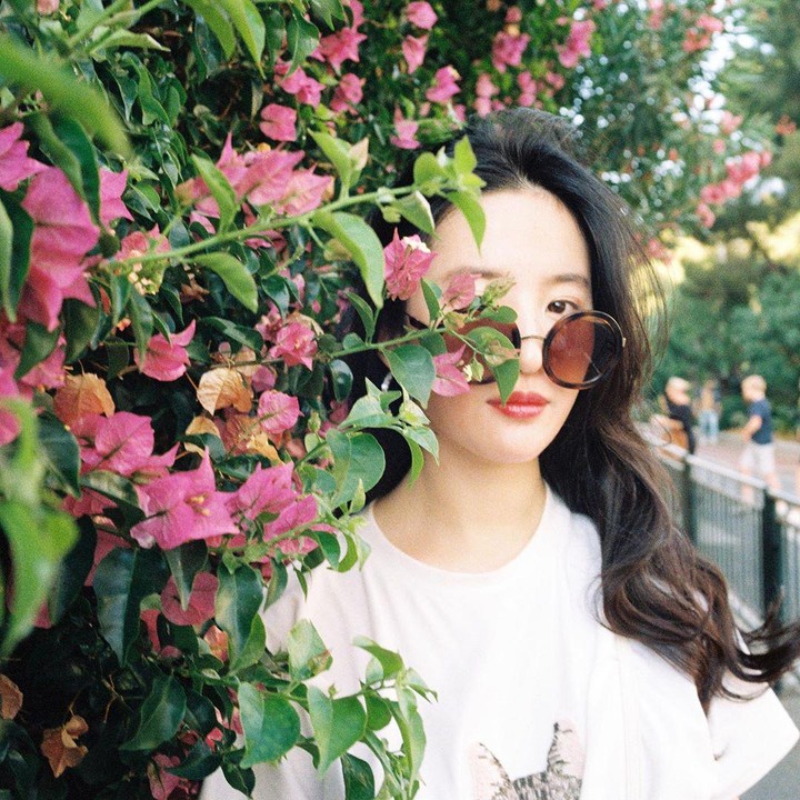 <p>Cantiknya Liu Yifei memang enggak pudar walaupun tertutup setengah tanaman seperti dalam foto ini he-he-he. (Foto: Instagram @yifei_cc)</p>