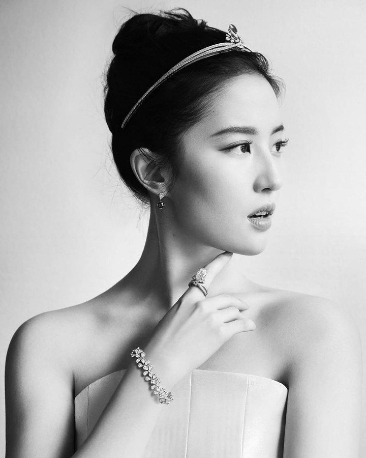 7 Potret Cantiknya Liu Yifei, Pemeran Film Mulan yang Diboikot - 4