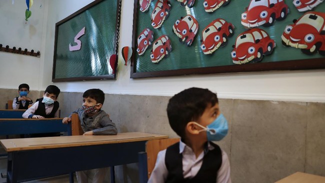 Iran kembali memberlakukan pembatasan sosial dan menutup sekolah akibat lonjakan kasus infeksi Covid-19.