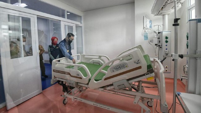 Peninjauan dilakukan Ridwan Kamil untuk memastikan kesiapan fasilitas perawatan di rumah sakit rujukan Covid-19, mulai dari IGD, ICU, HCU, hingga ruang isolasi.