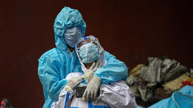 Infeksi virus corona di India saat ini melampaui 7 juta kasus, tepatnya 7.053.806. India jadi negara kedua setelah AS yang mencapai 7 juta kasus Covid-19.