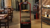 FOTO : Makan Enak Dilayani Robot Kapsul di Korea Selatan Sebuah toko burger di ibu kota Korea Selatan sedikit berbeda dari restoran cepat saji pada umumnya: Staf utamanya adalah robot.