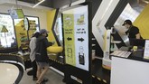 FOTO : Makan Enak Dilayani Robot Kapsul di Korea Selatan Sebuah toko burger di ibu kota Korea Selatan sedikit berbeda dari restoran cepat saji pada umumnya: Staf utamanya adalah robot.