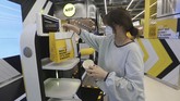 FOTO : Makan Enak Dilayani Robot Kapsul di Korea Selatan Sebuah toko burger di ibu kota Korea Selatan sedikit berbeda dari restoran cepat saji pada umumnya: Staf utamanya adalah robot.
