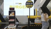 FOTO : Makan Enak Dilayani Robot Kapsul di Korea Selatan Sebuah toko burger di ibu kota Korea Selatan sedikit berbeda dari restoran cepat saji pada umumnya: Staf utamanya adalah robot.