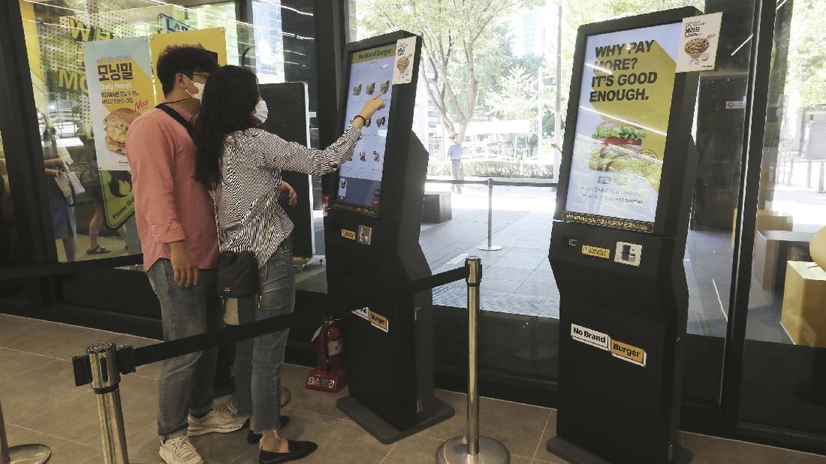 FOTO : Makan Enak Dilayani Robot Kapsul di Korea Selatan