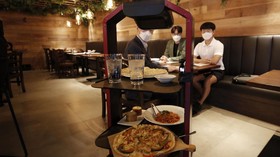 FOTO : Makan Enak Dilayani Robot Kapsul di Korea Selatan