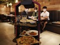 FOTO : Makan Enak Dilayani Robot Kapsul di Korea Selatan