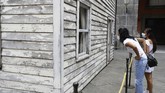 FOTO: Seni Instalasi Rumah Aktivis AS Dipamerkan di Italia Seni instalasi rumah aktivis Hak Asasi Manusia asal Amerika Serikat, Rosa Parks, dipamerkan di Royal Palace, Naples, Italia.