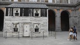 FOTO: Seni Instalasi Rumah Aktivis AS Dipamerkan di Italia Seni instalasi rumah aktivis Hak Asasi Manusia asal Amerika Serikat, Rosa Parks, dipamerkan di Royal Palace, Naples, Italia.