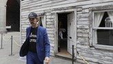FOTO: Seni Instalasi Rumah Aktivis AS Dipamerkan di Italia Seni instalasi rumah aktivis Hak Asasi Manusia asal Amerika Serikat, Rosa Parks, dipamerkan di Royal Palace, Naples, Italia.