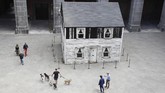FOTO: Seni Instalasi Rumah Aktivis AS Dipamerkan di Italia Seni instalasi rumah aktivis Hak Asasi Manusia asal Amerika Serikat, Rosa Parks, dipamerkan di Royal Palace, Naples, Italia.